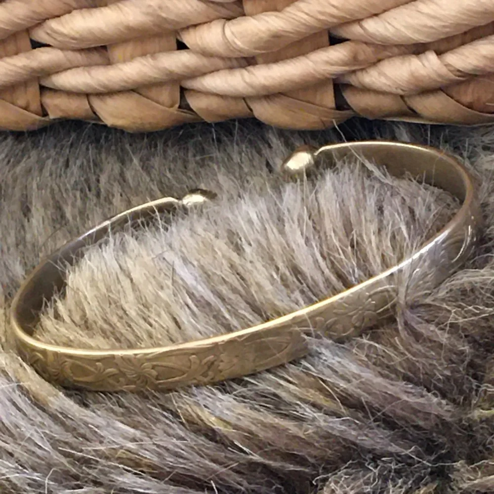 Victorian era 18CT gold ball end torque bangle